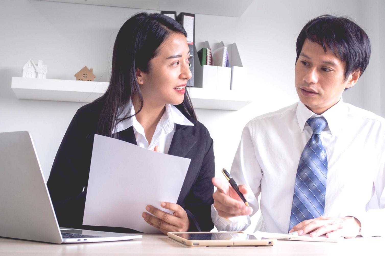 Menschen beim gemeinsamen Lernen von Finanzstrategien